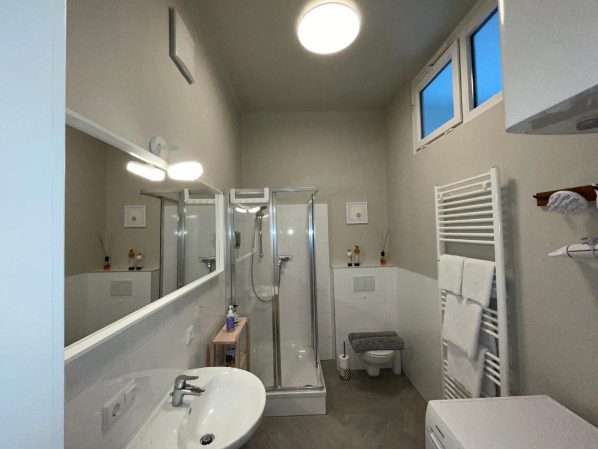 White Flat By Grazrentals With Cool Location & Free Parking ภายนอก รูปภาพ