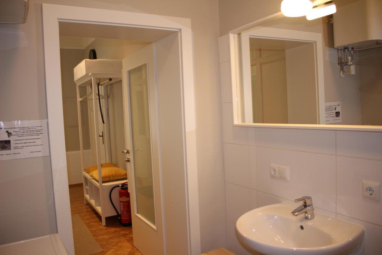 White Flat By Grazrentals With Cool Location & Free Parking ภายนอก รูปภาพ